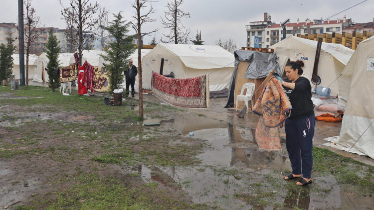 Malatya'da sağanak yağış; Çadırlar su altında kaldı