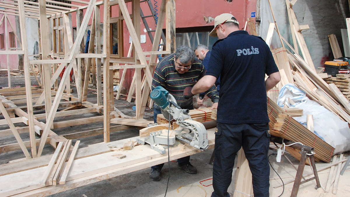 Bartın Emniyet Müdürlüğü'nde görevli polis memurları, kereste fabrikasında gönüllü olarak çalışarak depremden etkilenen emniyet müdürlüklerine, hizmette kullanım için evler yaptı.