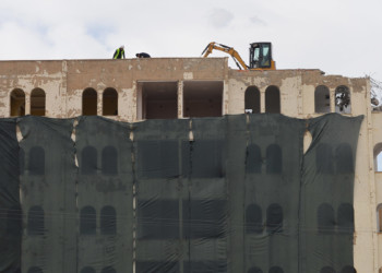 Mardin'de 5 katlı betonarme bina yıkılıyor
