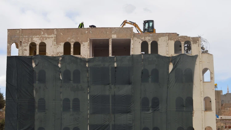Mardin'de 5 katlı betonarme bina yıkılıyor