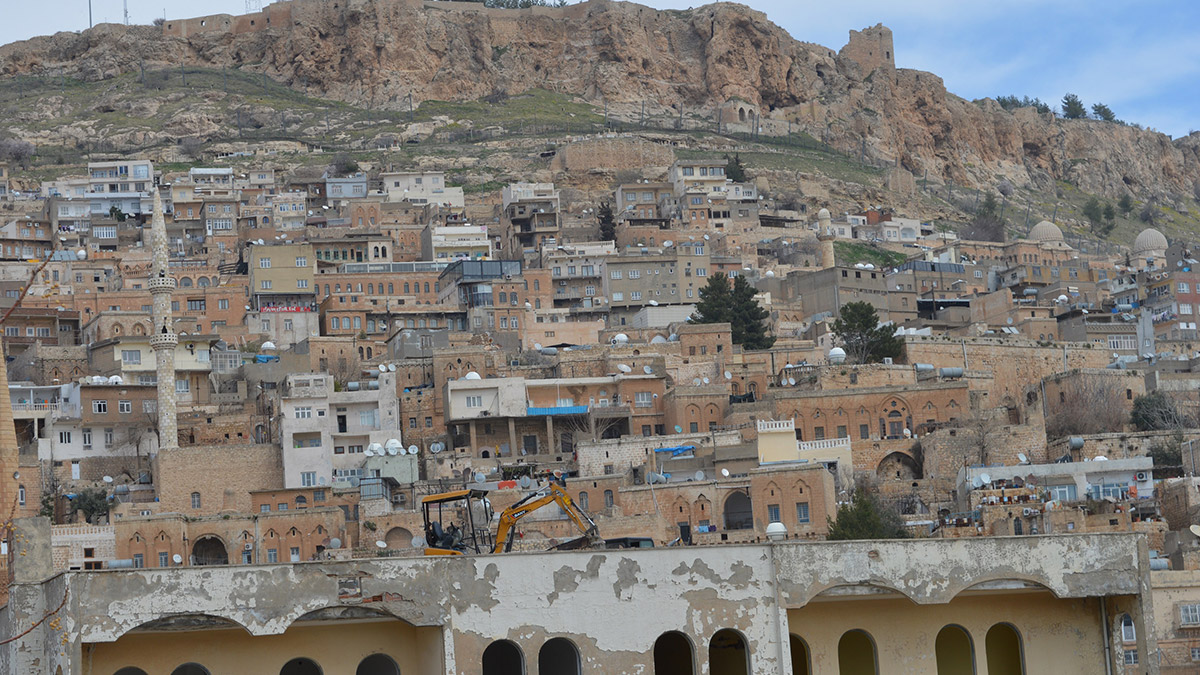Mardin'de betonarme binaların yıkımı sürdürülüyor. Artuklu ilçesindeki 5 katlı ve 20 daireli betonarme binanın yıkımına başlandı.