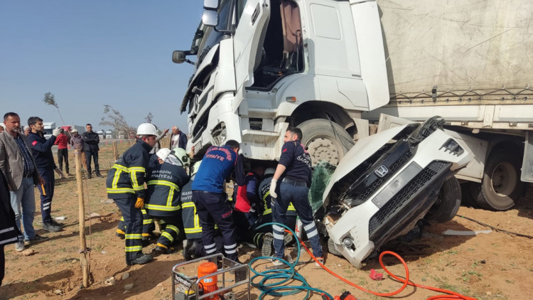 Mardin'de otomobil TIR'ın altına girdi