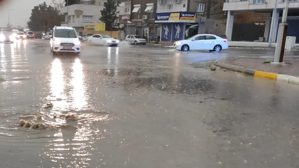 Çağ çağ deresi kenarındaki cadde ve sokaklar suyla doldu