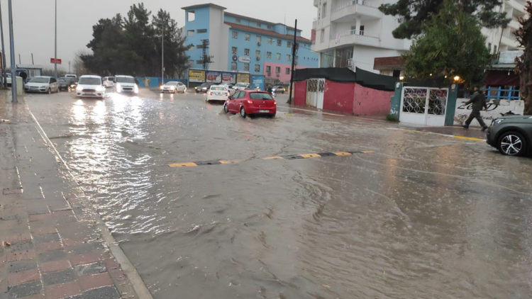 Çağ Çağ Deresi kenarındaki cadde ve sokaklar suyla doldu