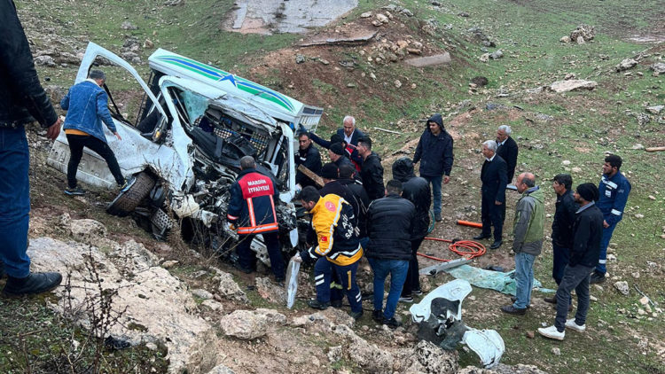 Mardin'de TIR ile kamyonet çarpıştı; 1 ölü 7 yaralı