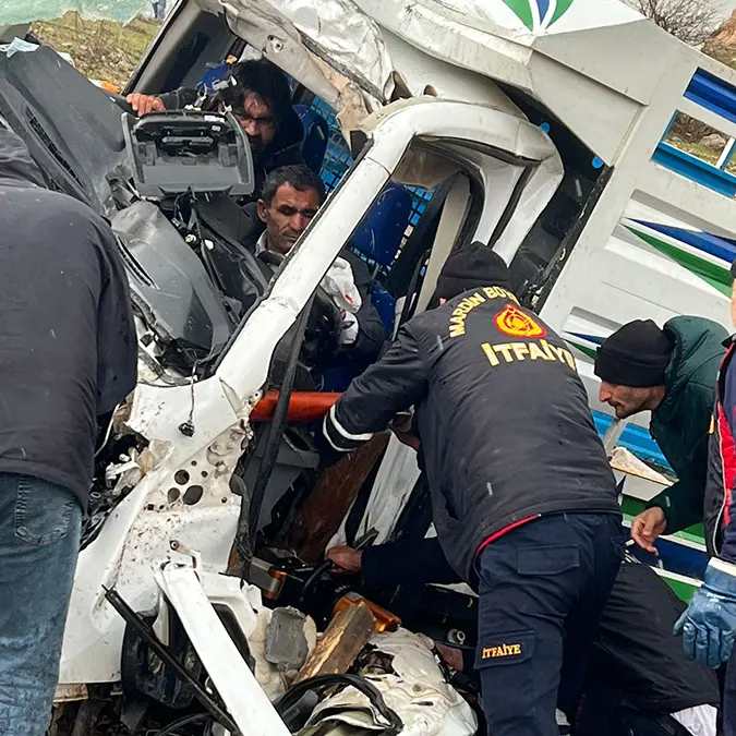 Mardin'de tir ile kamyonet çarpıştı; 1 ölü 7 yaralı