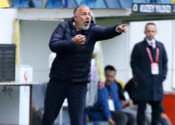 Özden Töraydın takımın başında kaldı