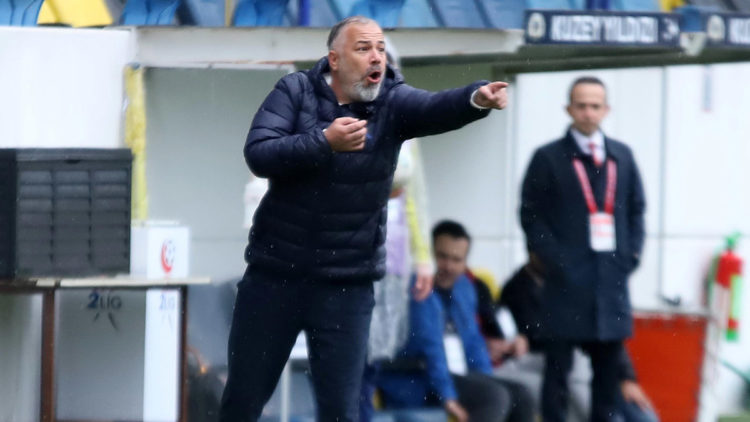 Özden Töraydın takımın başında kaldı