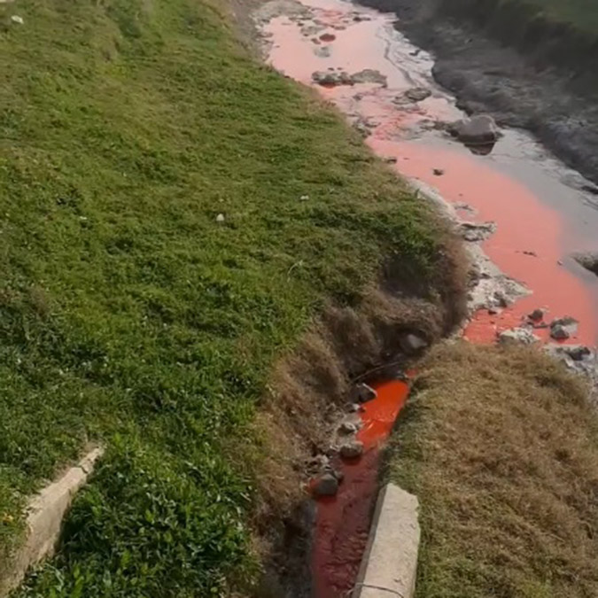 Kimyasal atık bırakılan derede suyun rengi kırmızıya döndü