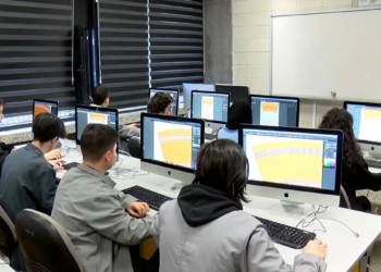 Öğrenciler depremzedeler için karton bardak üretiyor