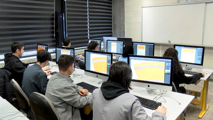 Öğrenciler depremzedeler için karton bardak üretiyor