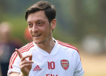 Mesut Özil futbolu bıraktığını açıkladı