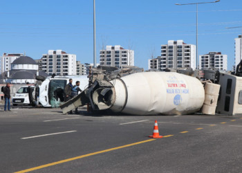 Diyarbakır'da beton mikseri devrildi, 2 kişi yaralandı