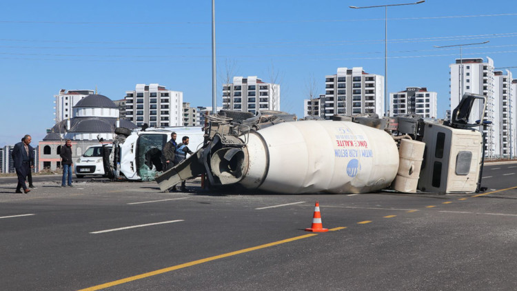 Diyarbakır'da beton mikseri devrildi, 2 kişi yaralandı