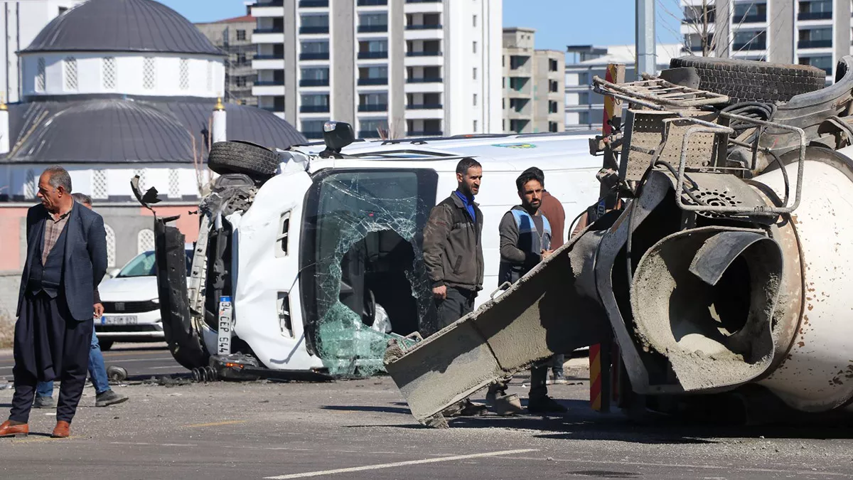 Diyarbakır'da beton mikseri devrildi, 2 kişi yaralandı