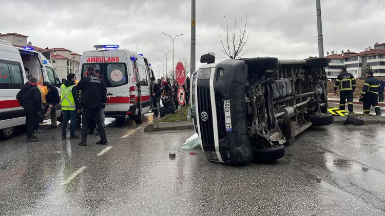 Kütahya'da işçi servisi ile minibüs çarpıştı; 7 yaralı