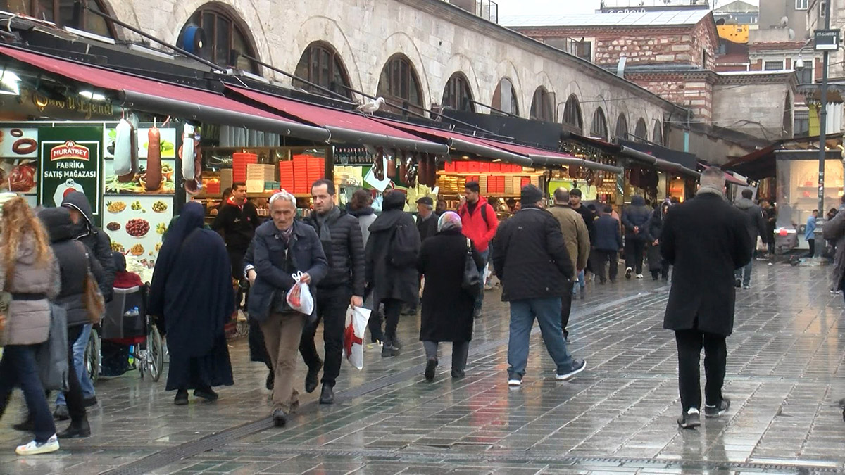 Ramazan ayında iftar ve sahur alışverişi için tercih edilen Mısır Çarşısı'nda hareketlilik yaşanıyor. Alışveriş yapmaya gelenler yüksek fiyatlardan şikayet ederek, marketlerin daha uygun olduğunu söyledi.
