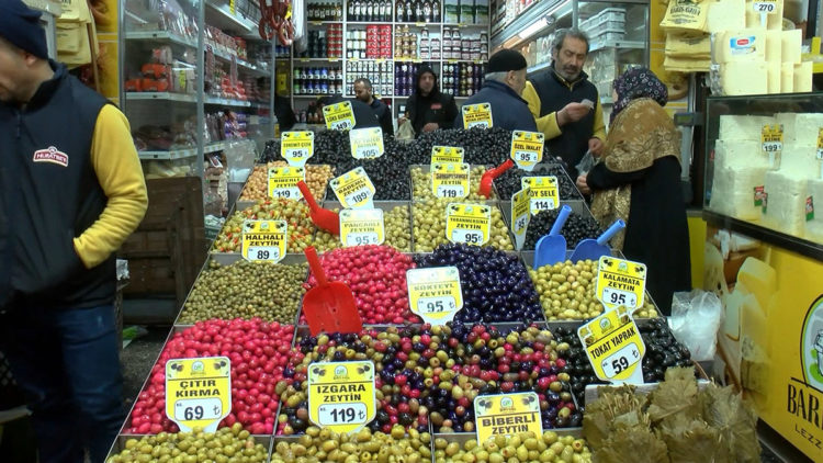 Mısır Çarşısı'nda hareketlilik; Fiyatlar el yakıyor