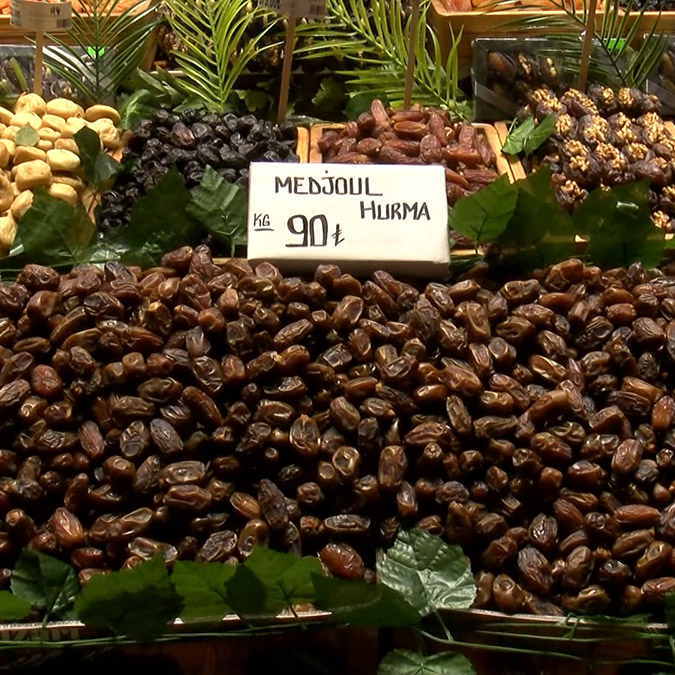 Mısır Çarşısı'nda hareketlilik; Fiyatlar el yakıyor