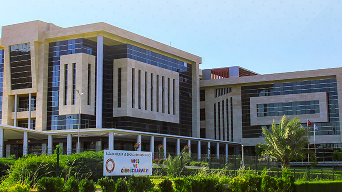 Kahramanmaraş merkezli depremlerde büyük yıkımların olduğu ve birçok binanın ağır hasar aldığı Hatay'daki Mustafa Kemal Üniversitesi'nin (MKÜ) rektörü Prof. Dr. Veysel Eren, "120 öğrencimizi kaybettik. Hala ulaşamadığımız öğrencilerimiz var" dedi.