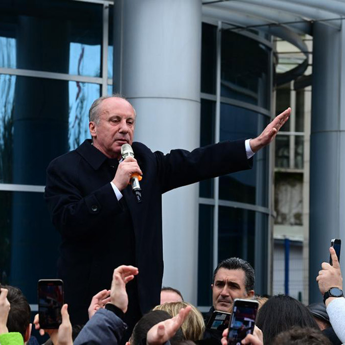 Memleket Partisi Genel Başkanı Muharrem İnce, "Ben bu Erdoğan'ı göndereceğim. Ama bu muhalefeti de göndereceğim. Fransa'da Macron nasıl her iki bloku yırtıp attıysa; biz de Türkiye'de bir devrim yapacağız" dedi.