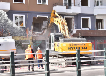Niğde'de ağır hasarlı binalar yıkılıyor