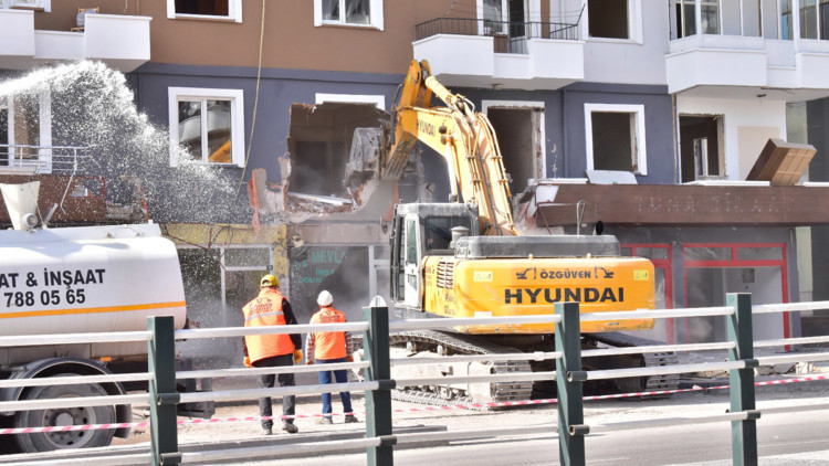 Niğde'de ağır hasarlı binalar yıkılıyor