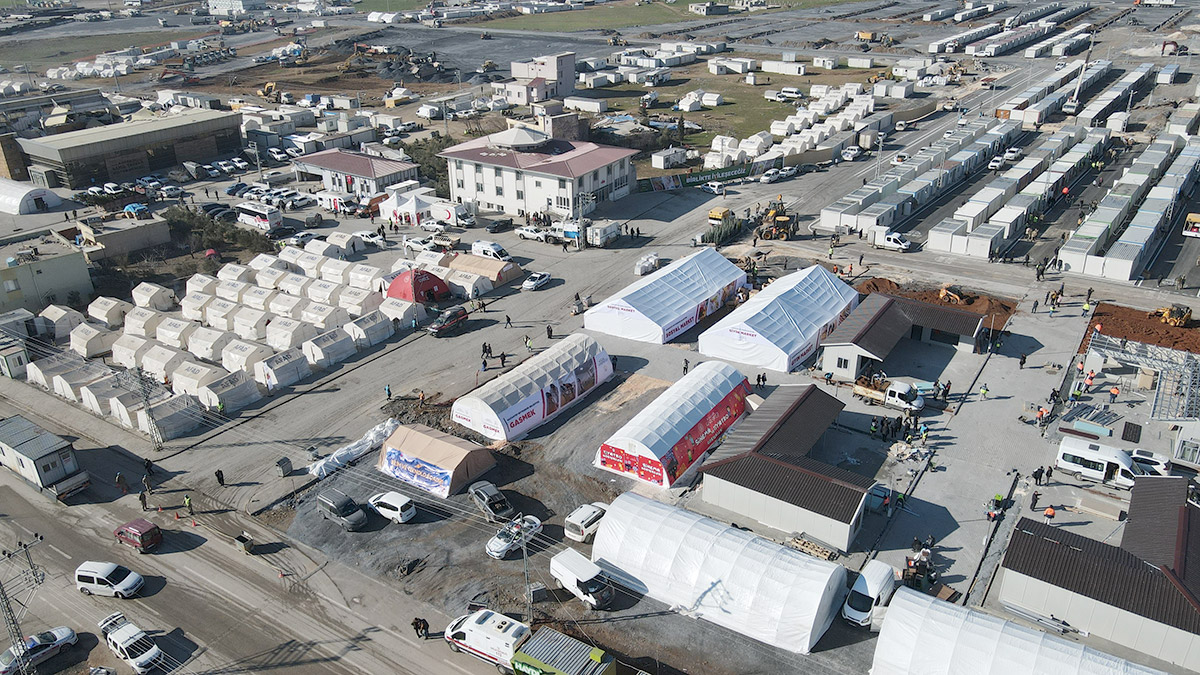 Kahramanmaraş merkezli depremlerden etkilenen yerler arasında bulunan Gaziantep Nurdağı'nda konteyner kent ve prefabrik ev çalışmaları devam ediyor.