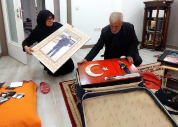 Ölümü göze alarak hasarlı evlerine girdiler