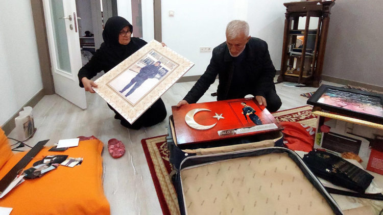 Ölümü göze alarak hasarlı evlerine girdiler