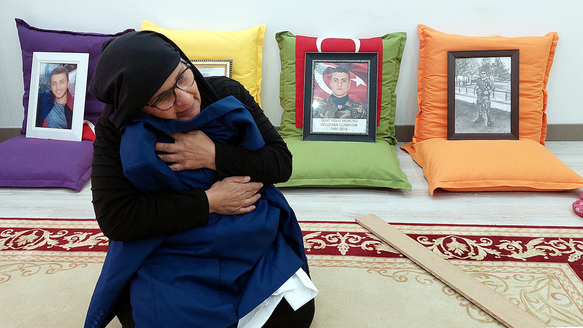 Ölümü göze alarak hasarlı evlerine girdiler