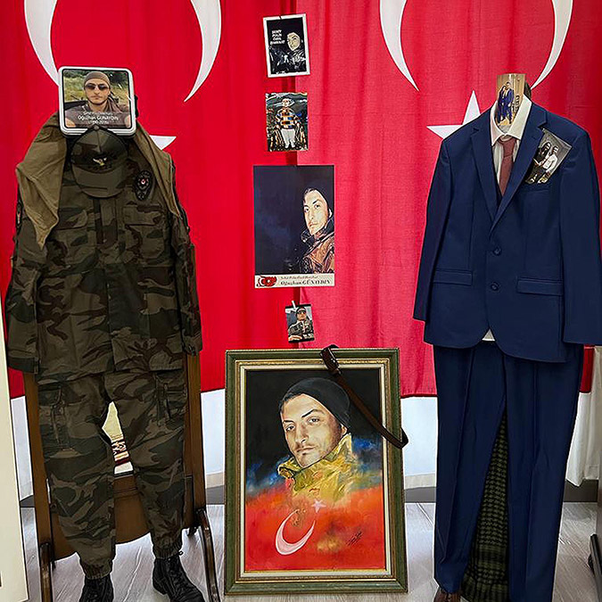 Malatya’daki depremde terk ettikleri hasarlı evlerine ölümü göze alarak 2016 yılında şehit olan evlatlarından kalan hatıra eşyaları almak için giren Şengül- Ali Günaydın çifti, “Ölümden korkmuyoruz, biz onsuz kaldığımız gün ölmüştük” dedi.