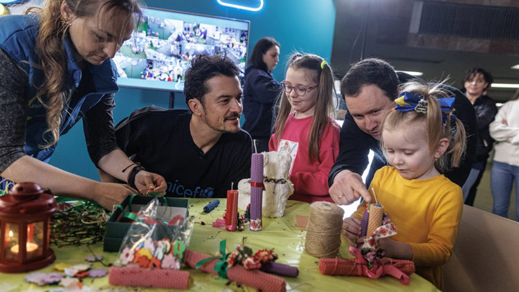 Orlando Bloom Kiev'de çocukları ziyaret etti