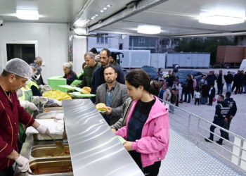 Osmaniyeli depremzedeler ramazan ayının ilk iftarını yaptı