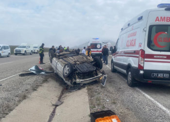 Köpeğe çarpıp takla atan otomobilde 5 kişi yaralandı