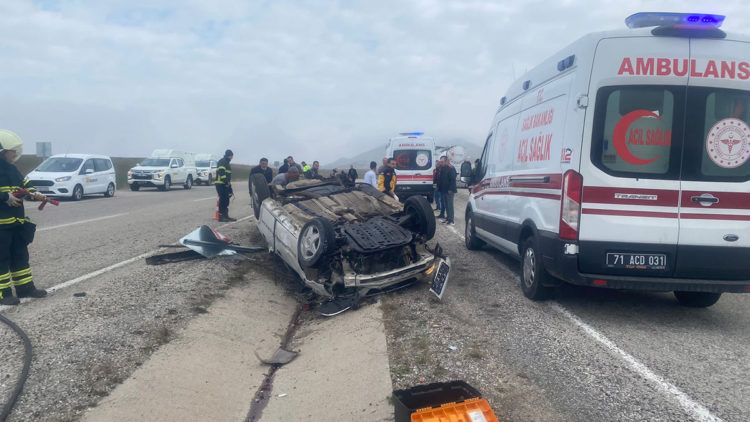 Köpeğe çarpıp takla atan otomobilde 5 kişi yaralandı