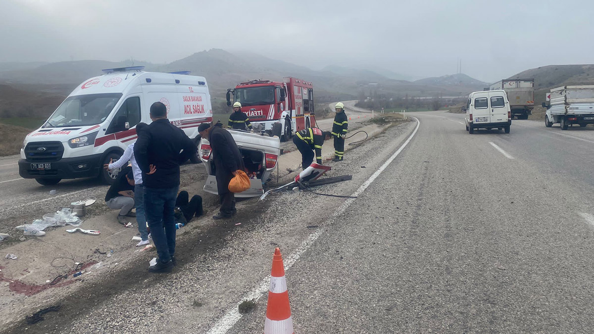 Köpeğe çarpıp takla atan otomobilde 5 kişi yaralandı