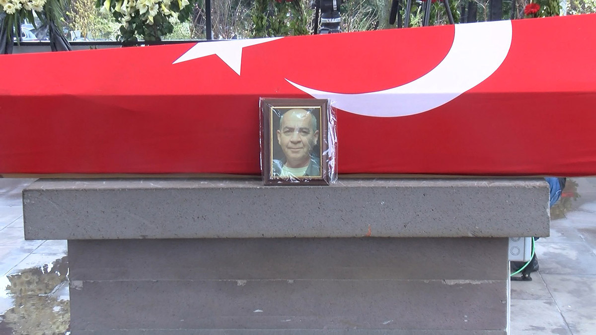 Dünya Tiyatrolar Günü'nde yaşamını yitiren seslendirme sanatçısı ve oyuncu İsmail Köksal Engür son yolculuğuna uğurlandı. Üsküdar Şakirin Camii'nde düzenlenen cenaze törenine çok sayıda oyuncu meslektaşı katıldı.