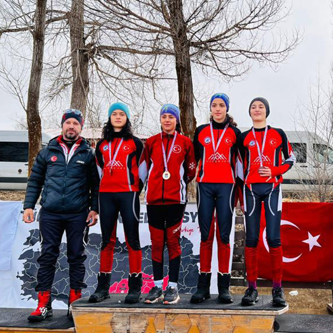 Karla kaplı kayak pistinde şampiyonaya hazırlanıyorlar