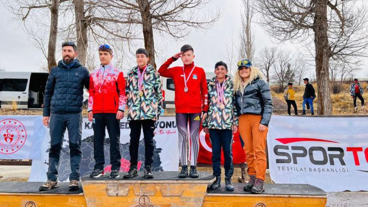 Karla kaplı kayak pistinde şampiyonaya hazırlanıyorlar