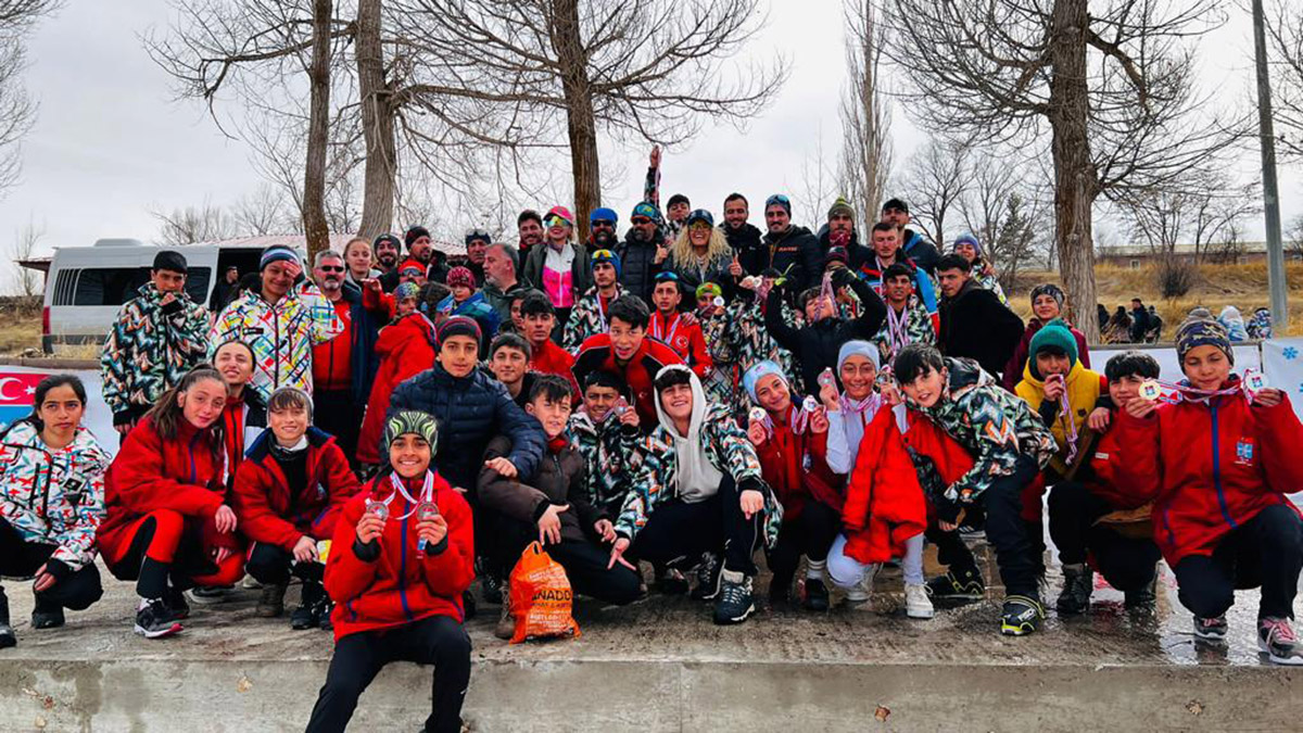 Kayaklı Koşu 1. Etap Yarışması'ndan 30 madalya ile dönen sporcular, Yüksekova'ya bağlı Kamışlı Köyü'ndeki karla kaplı kayak pistinde Türkiye Şampiyonası final yarışmalarına hazırlanıyor.
