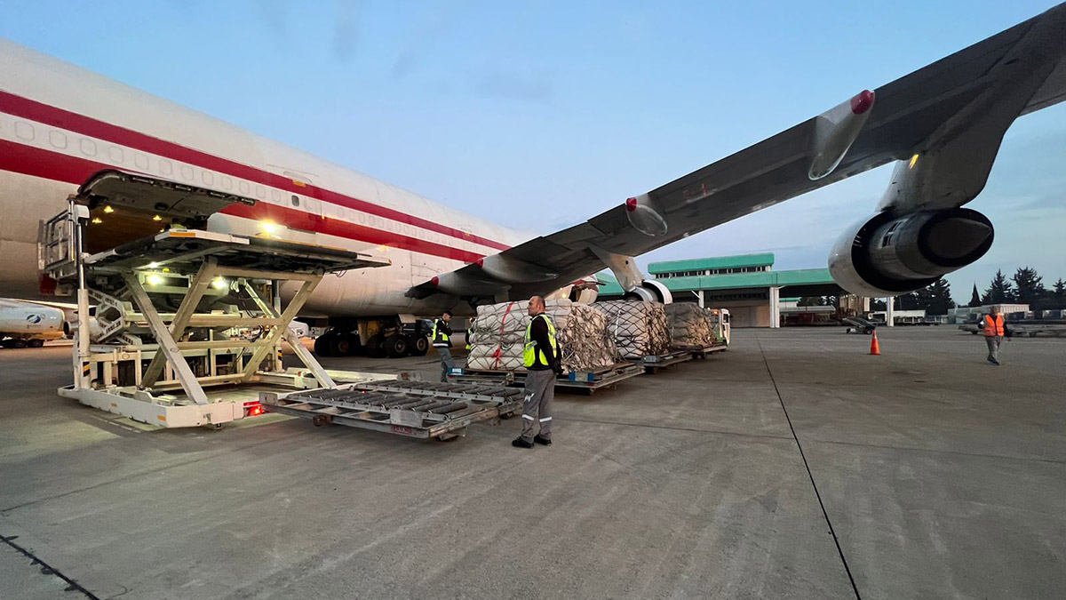 Pakistan'dan Türkiye'ye charter seferi ile 9 bin 800 çadır geldi