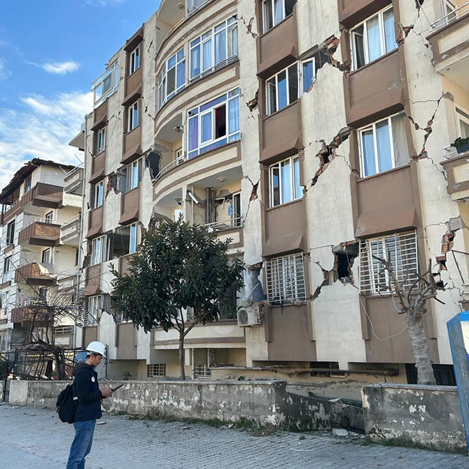 İYTE İnşaat Mühendisliği Bölümü Öğretim Üyesi Prof. Dr. Cemalettin Dönmez'den depreme dayanıklı binalar için 'Şili formülü' önerisi.