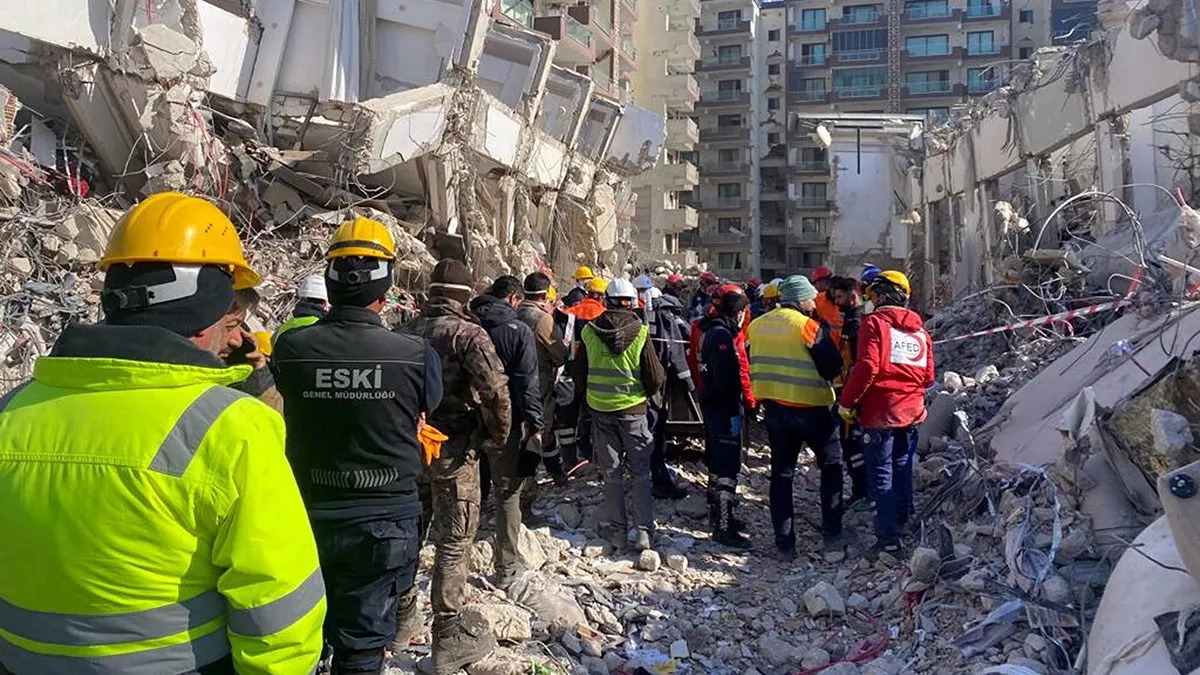 Prof. Dr. Kömürcüoğlu, "asbest doğada kendi kendine yok olmuyor. Bu atıkların çok iyi bir şekilde şehrin dışındaki alanlarda biriktirilerek mümkün olduğu kadar üzeri kapatılarak havaya karışmasının önlenmesi lazım" dedi.