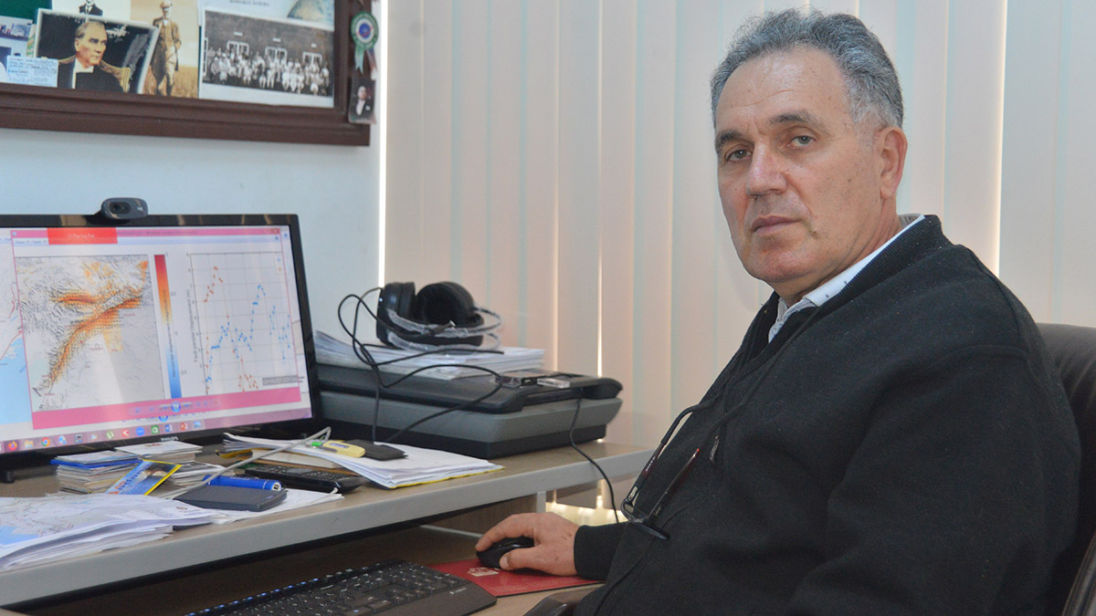 Çukurova Üniversitesi (ÇÜ) Mühendislik Fakültesi Jeoloji Mühendisliği Bölüm Başkanı Prof. Dr. Ulvi Can Ünlügenç, "Adana'da meydana gelen iki deprem öncü değil artçı" dedi.