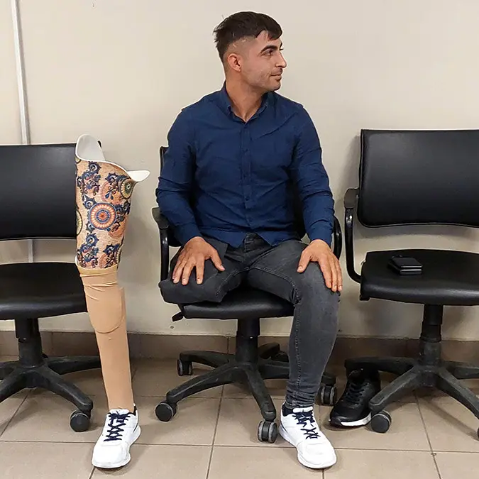 Protez bacağı depremlerde enkaz altında kalmıştı, yenisi hediye edildi