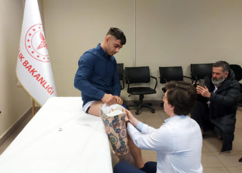 Protez bacağı depremlerde enkaz altında kalmıştı, yenisi hediye edildi
