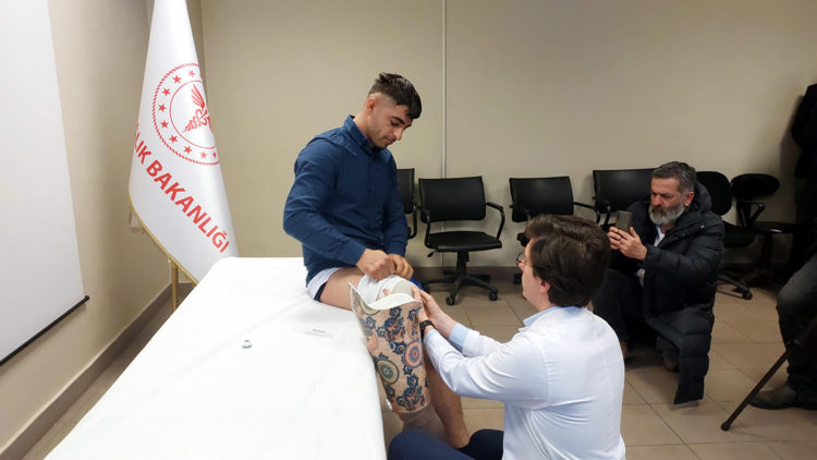 Protez bacağı depremlerde enkaz altında kalmıştı, yenisi hediye edildi