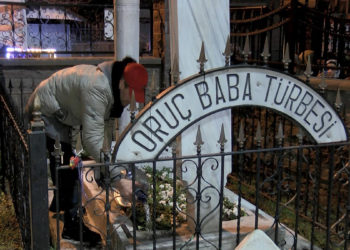 Oruç Baba Türbesi'nde şeker dağıtıp, dua ettiler