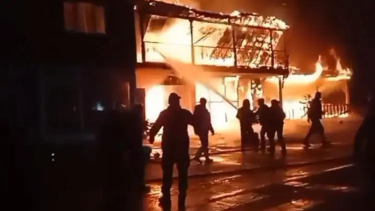 Rize'de ahşap restoranda yangın çıktı
